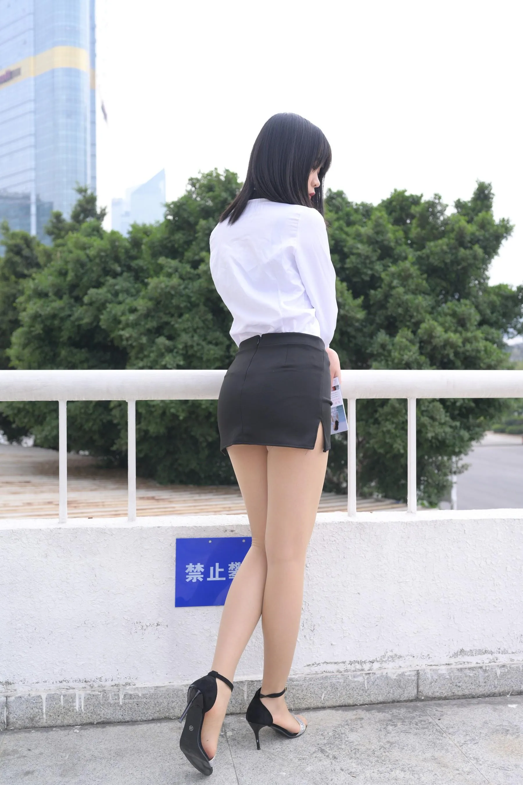[魔镜街拍] NO.084 程生街拍-商城推销美女长腿肉丝制服 [456P]插图7